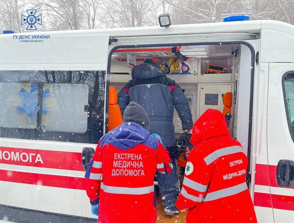 Рятувальники допомогли рибалці, який провалився під лід