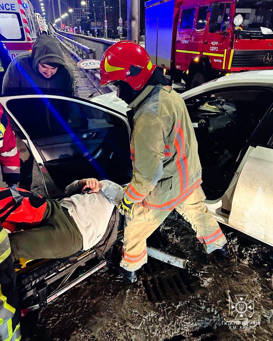 У столиці врятували водія після ДТП
