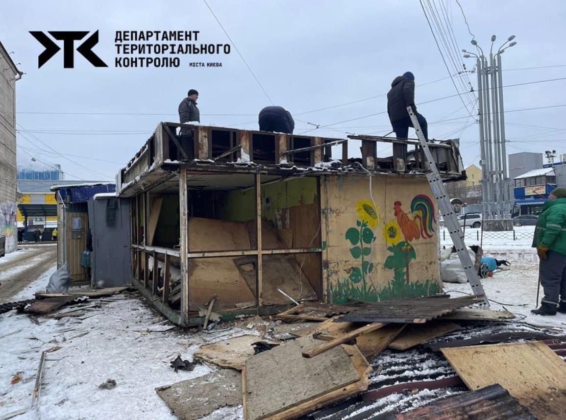 У столиці демонтують кіоски поблизу залізничного вокзалу
