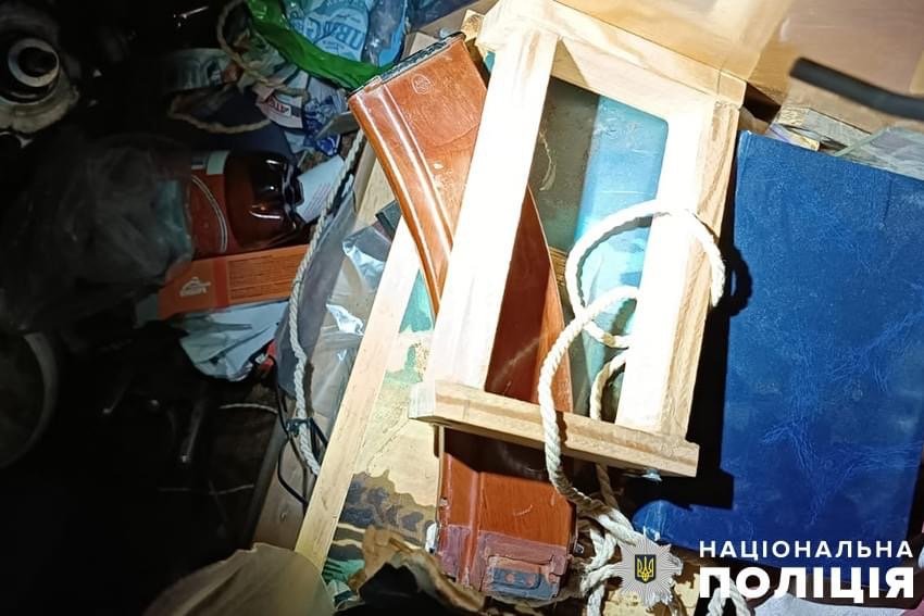 У столиці чоловік зберігав вдома боєприпаси та наркотики