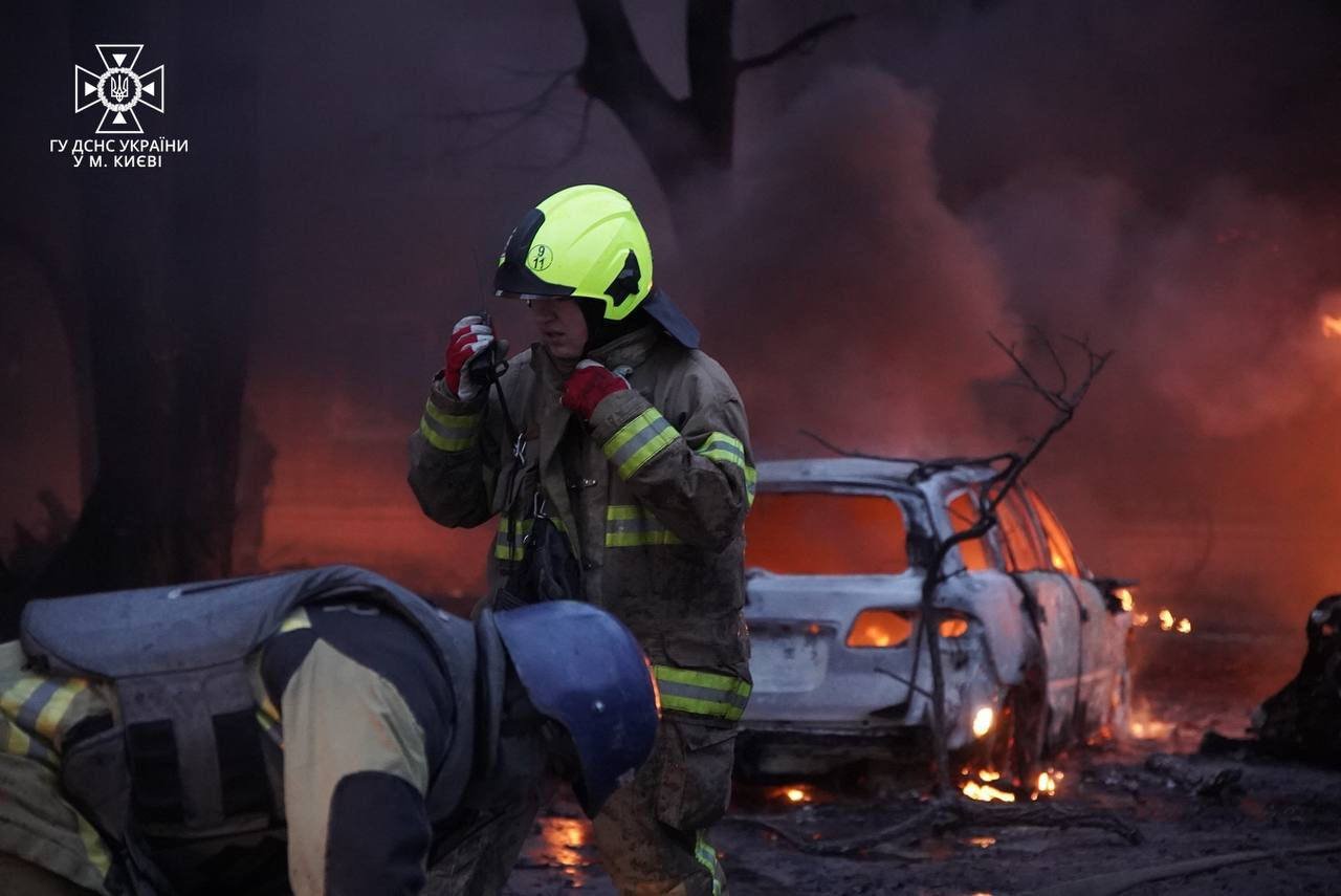 Пожежники долають наслідки ворожого обстрілу по Києву