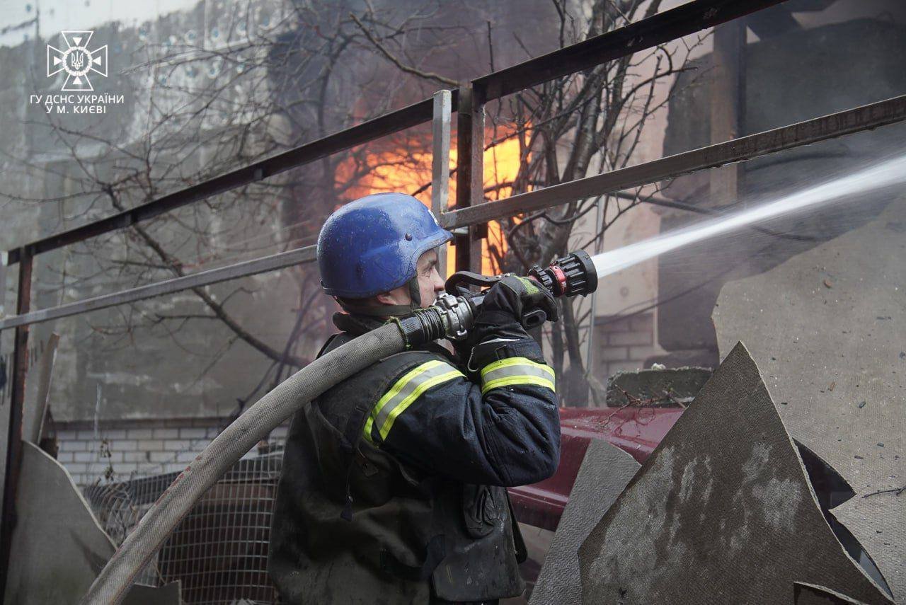 Пожежники долають наслідки ворожого обстрілу по Києву