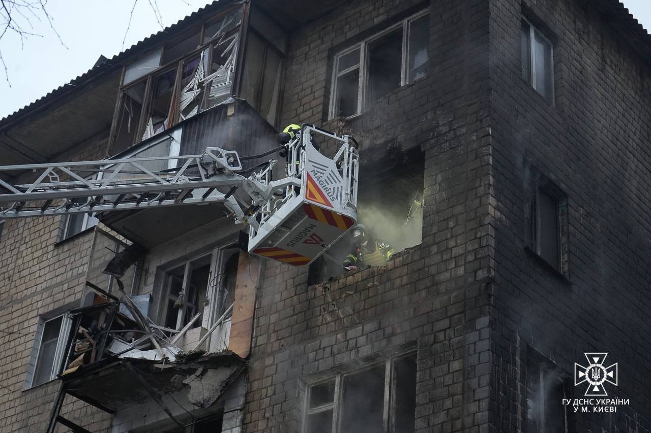 Пожежники долають наслідки ворожого обстрілу по Києву