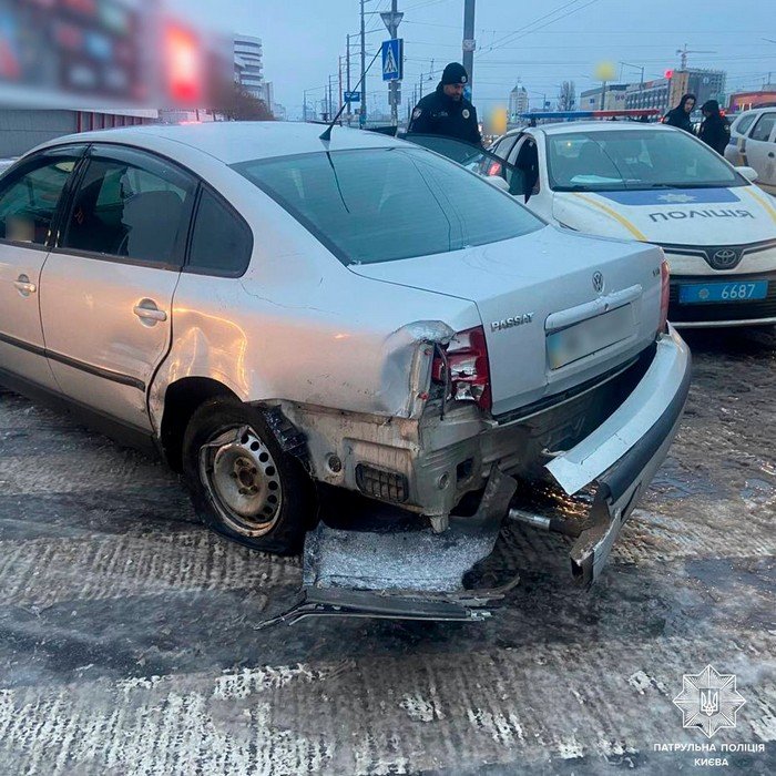 У столиці пʼяний водій, тікаючи від поліцейських, пошкодив авто