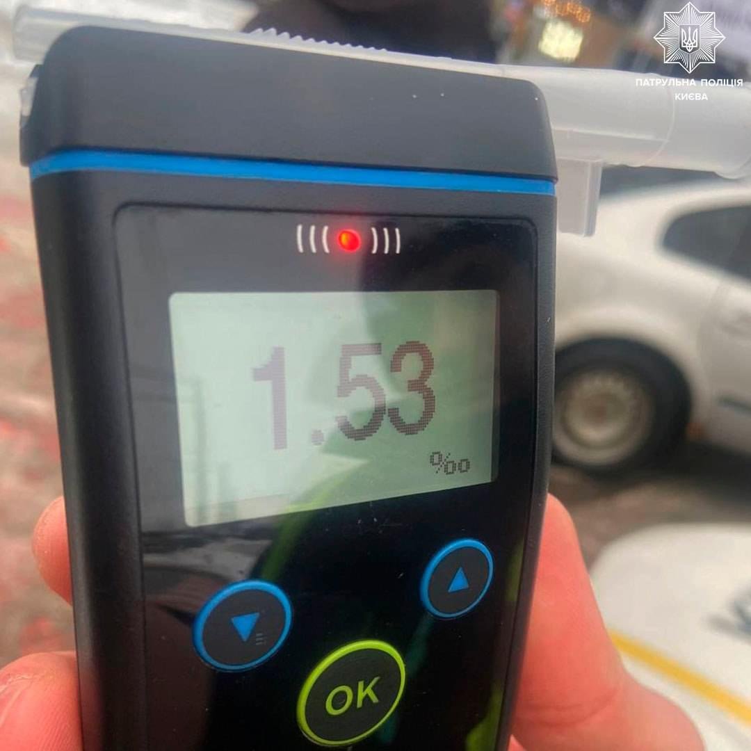 У столиці пʼяний водій, тікаючи від поліцейських, пошкодив авто