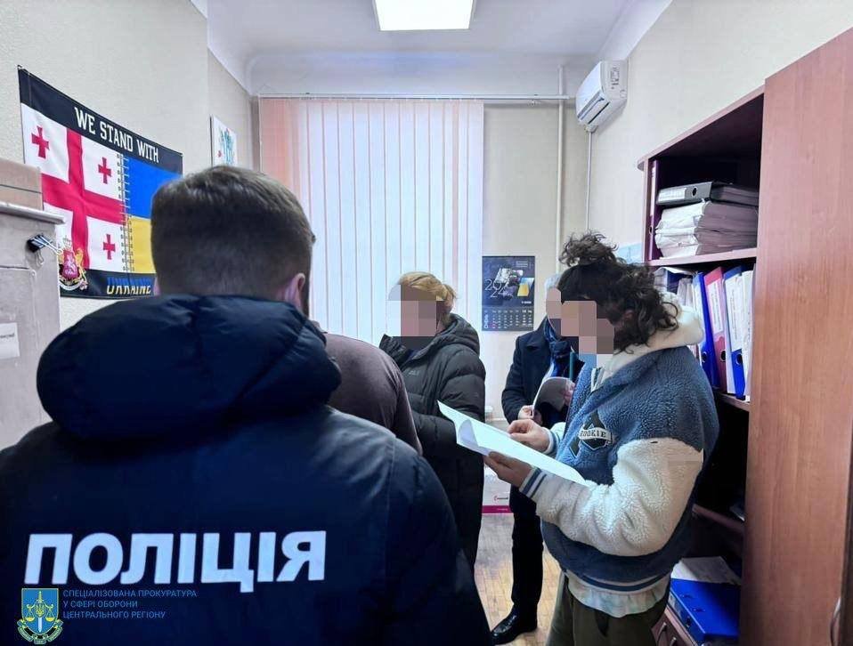 У Києві викрили підприємця, який поставив військовим неякісну форму