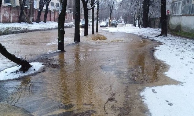 Порив водоводу у Києві на Олекси Тихого