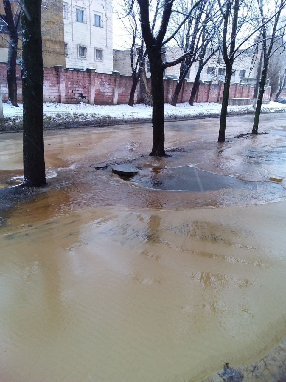Порив водоводу у Києві на Олекси Тихого