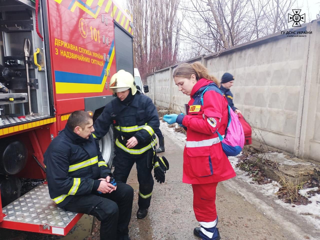 Бійці ДСНС врятували чоловіка на Київщині, який провалився під кригу