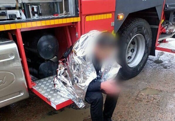 Бійці ДСНС врятували чоловіка на Київщині, який провалився під кригу
