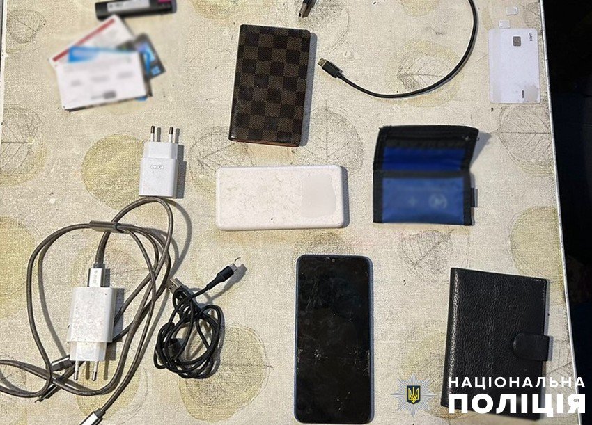 У столиці двоє чоловіків побили та пограбували киянина