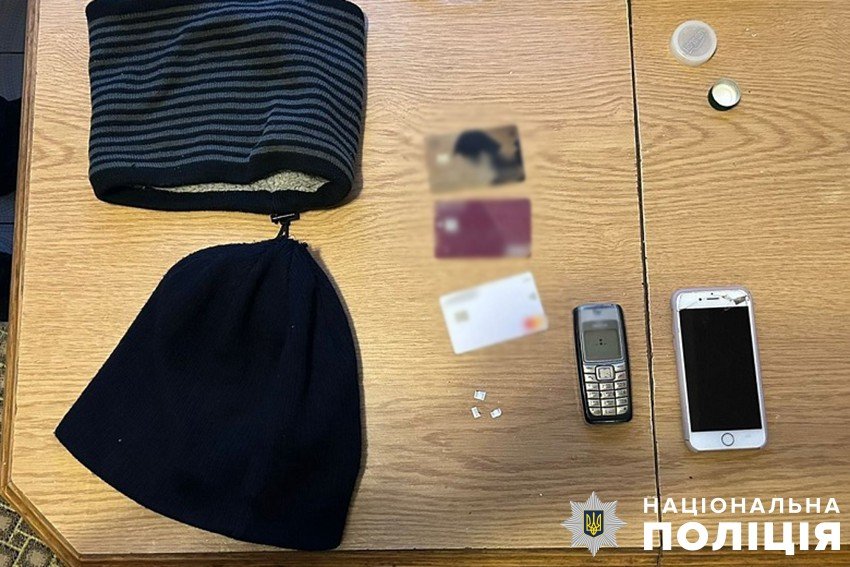 У столиці двоє чоловіків побили та пограбували киянина