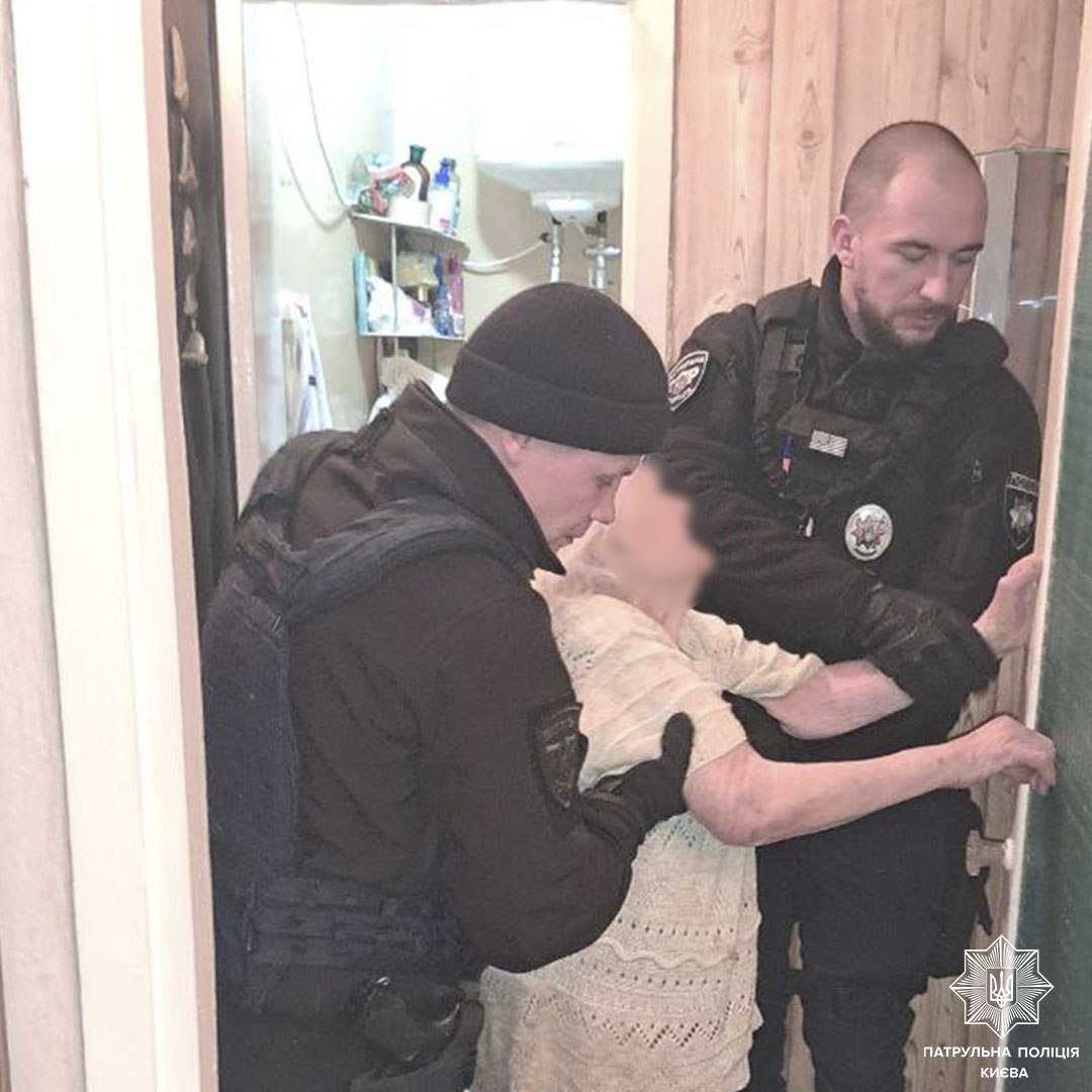 У Києві врятували бабусю, якій стало зле у квартирі