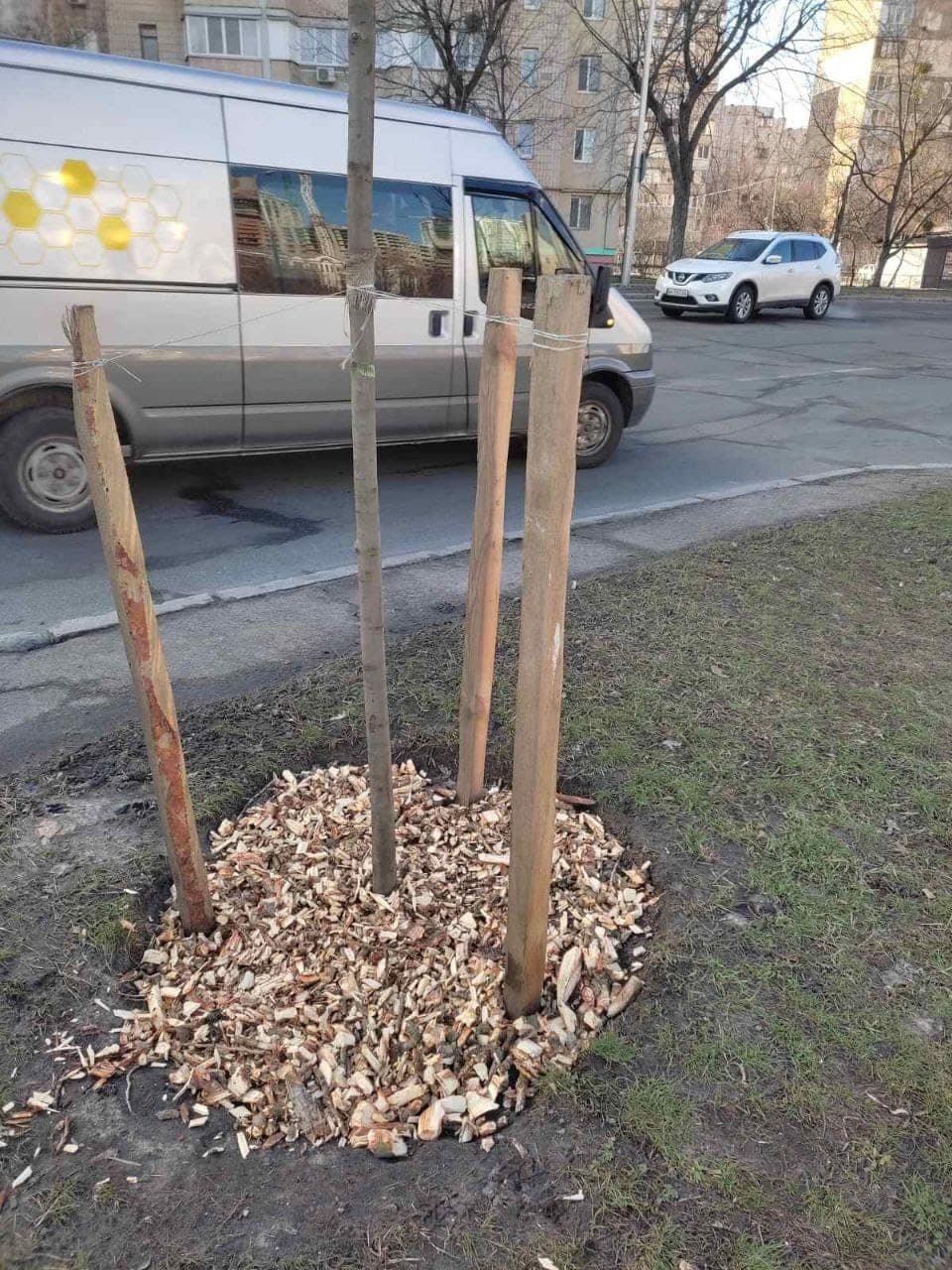 Комунальники провели санітарне прибирання парку  Партизанської слави