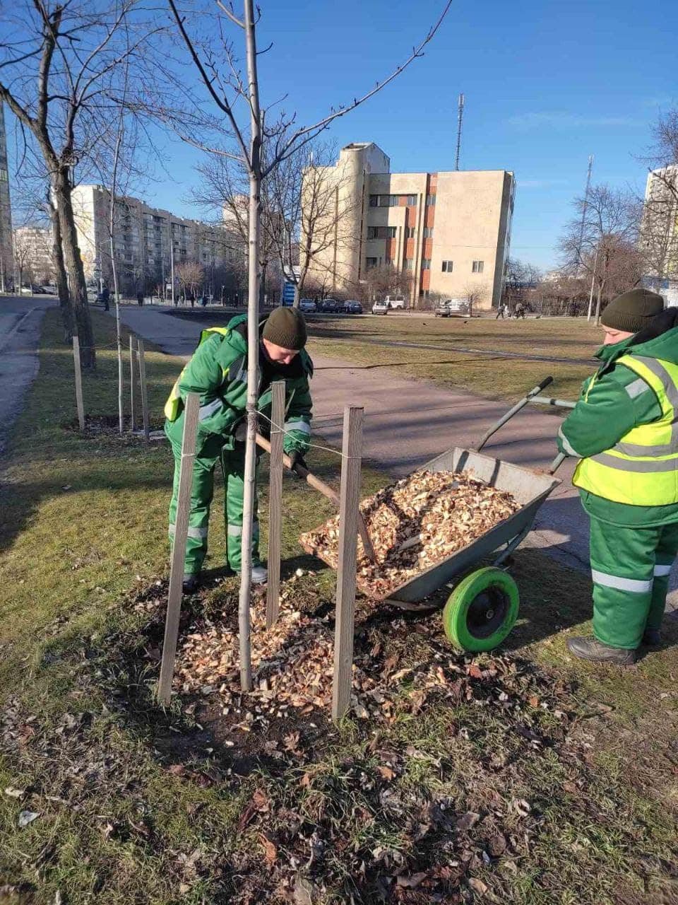 Комунальники провели санітарне прибирання парку  Партизанської слави