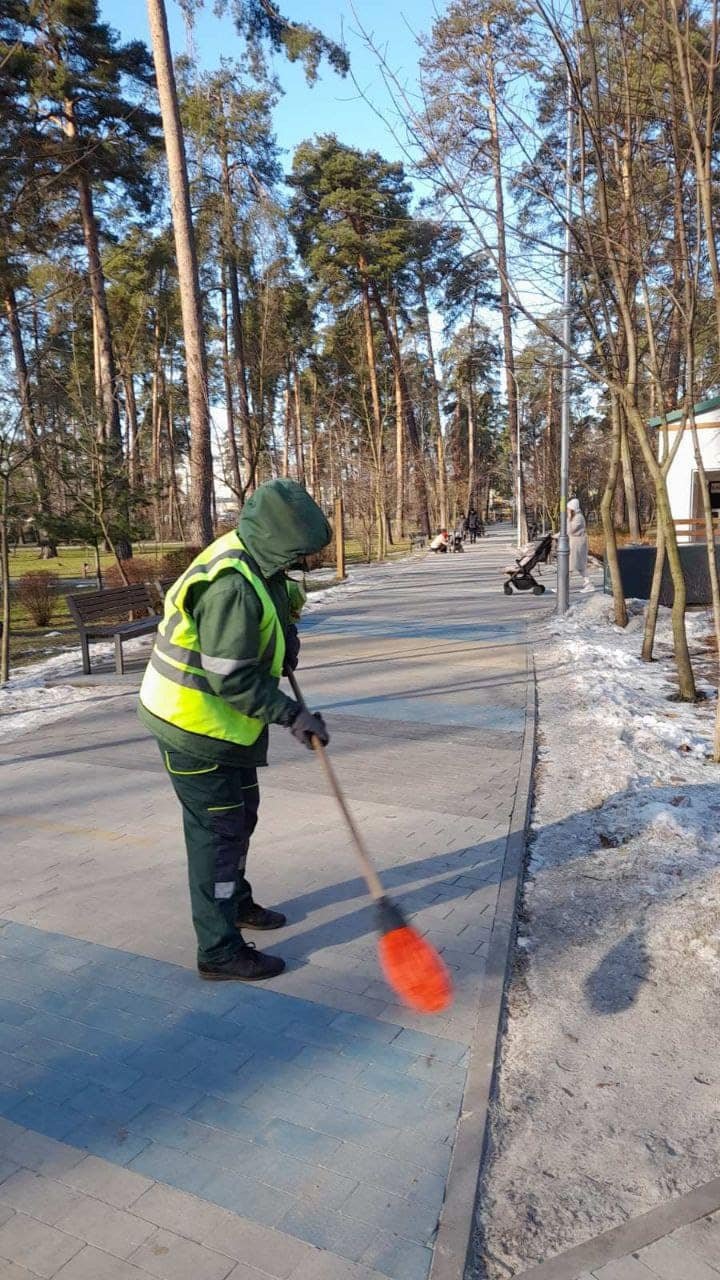 Комунальники провели санітарне прибирання парку  Партизанської слави