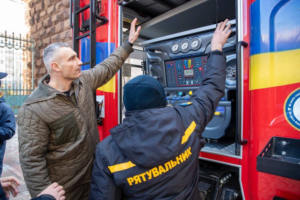 Київ отримав пожежні авто від міста-побратима Лейпцига