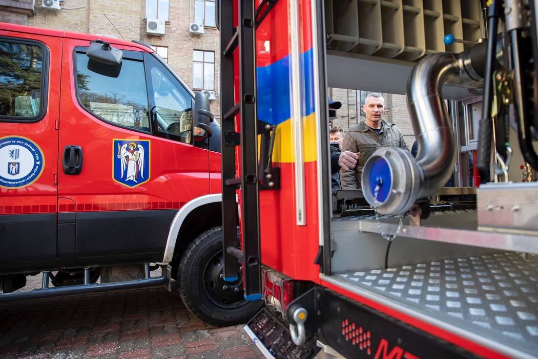 Киев получил пожарные авто от города-побратима Лейпцига
