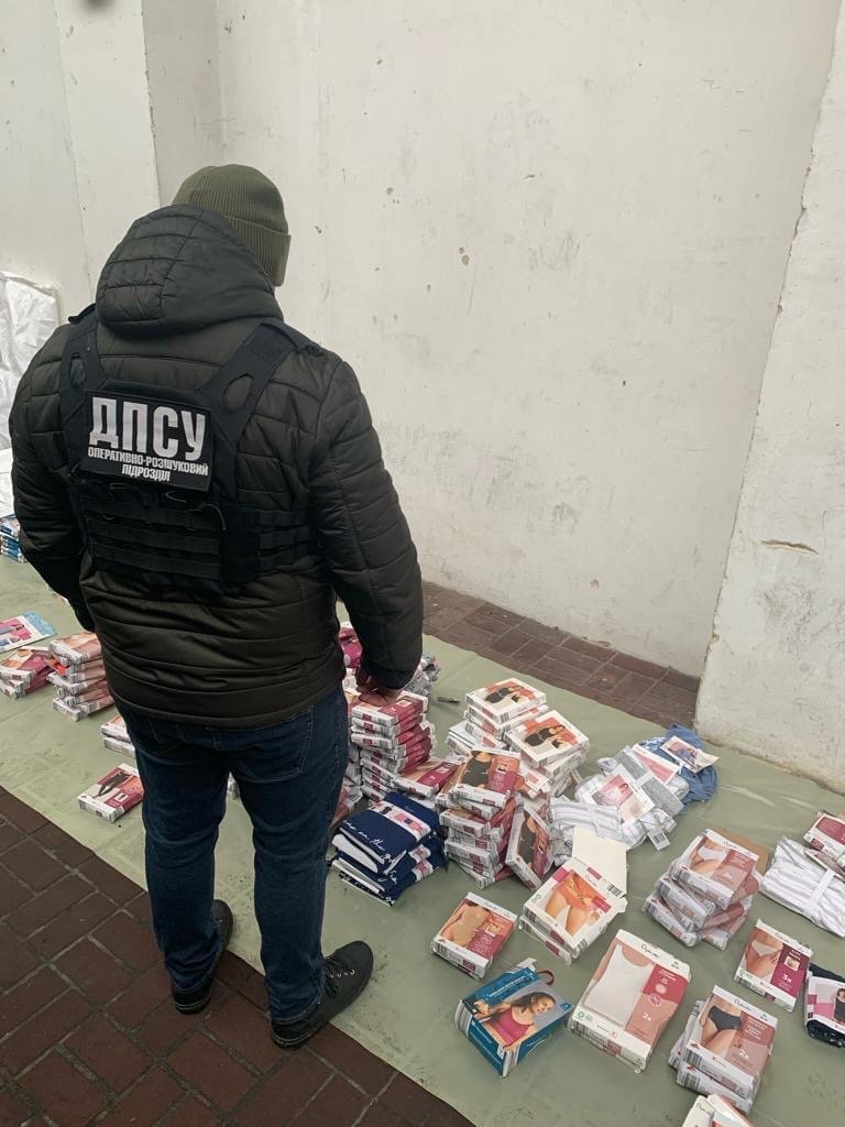 Киянин під виглядом секонд-хенду намагався ввезти речей на 20 млн гривень
