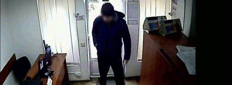 У Києві чоловік, погрожуючи ножем, намагався обікрасти кредитні установи
