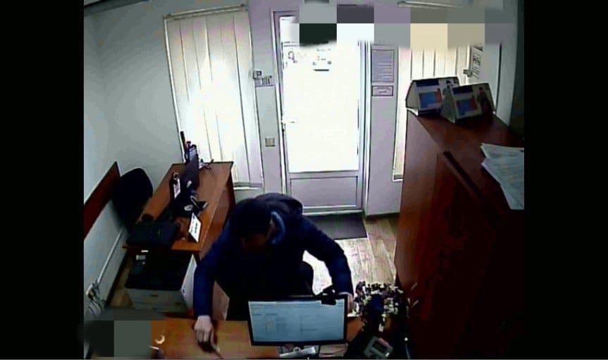 У Києві чоловік, погрожуючи ножем, намагався обікрасти кредитні установи