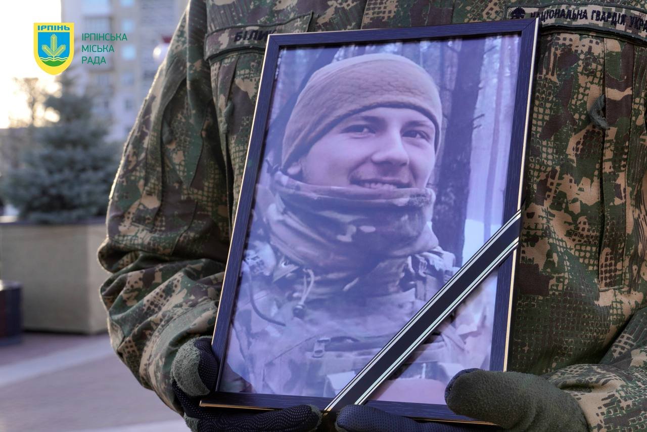 Сотні людей зібрались, щоб проводити в останню путь воїна