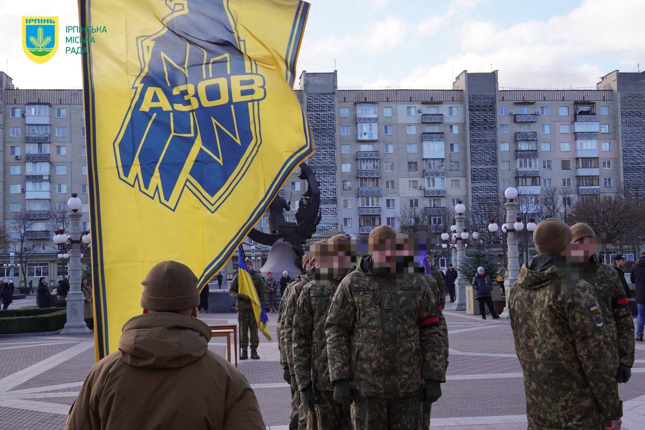 Сотні людей зібрались, щоб проводити в останню путь воїна
