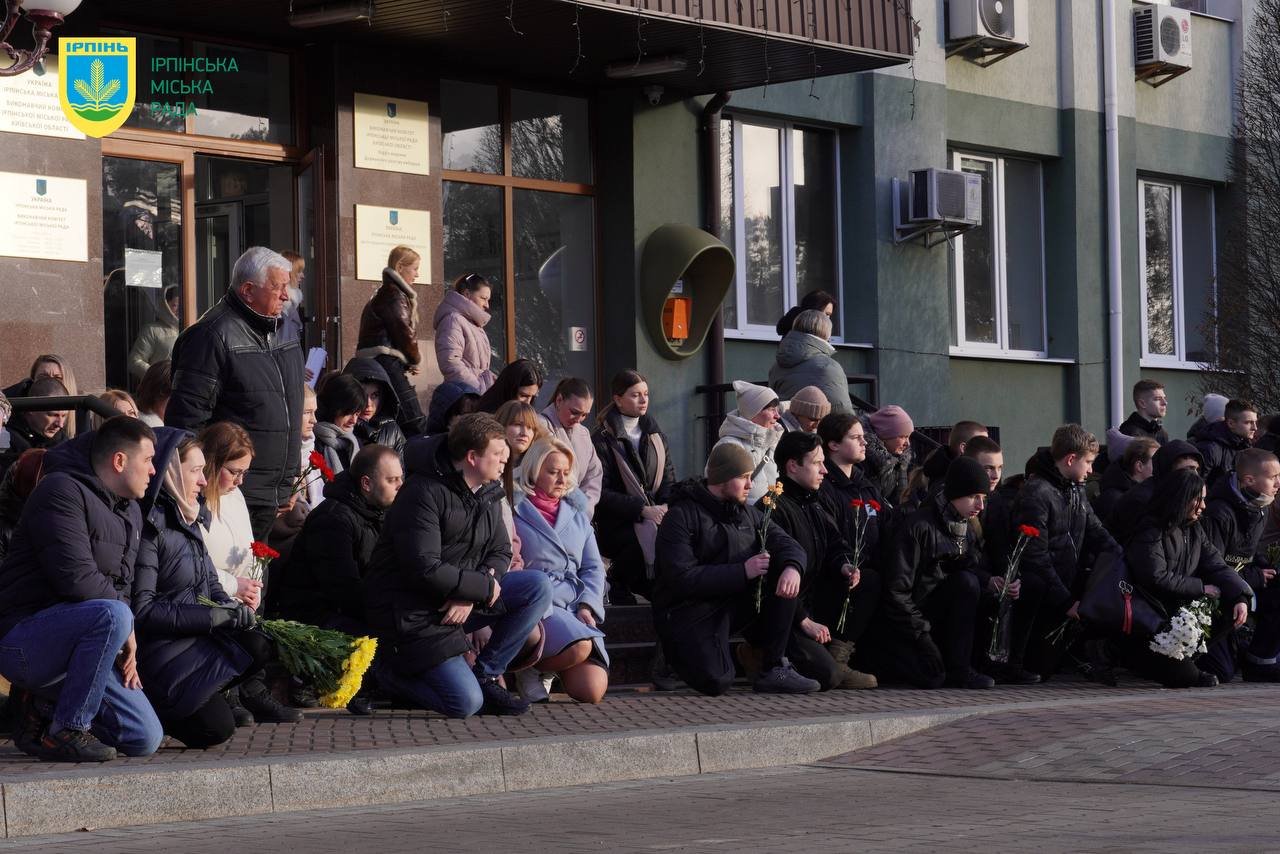 Сотні людей зібрались, щоб проводити в останню путь воїна