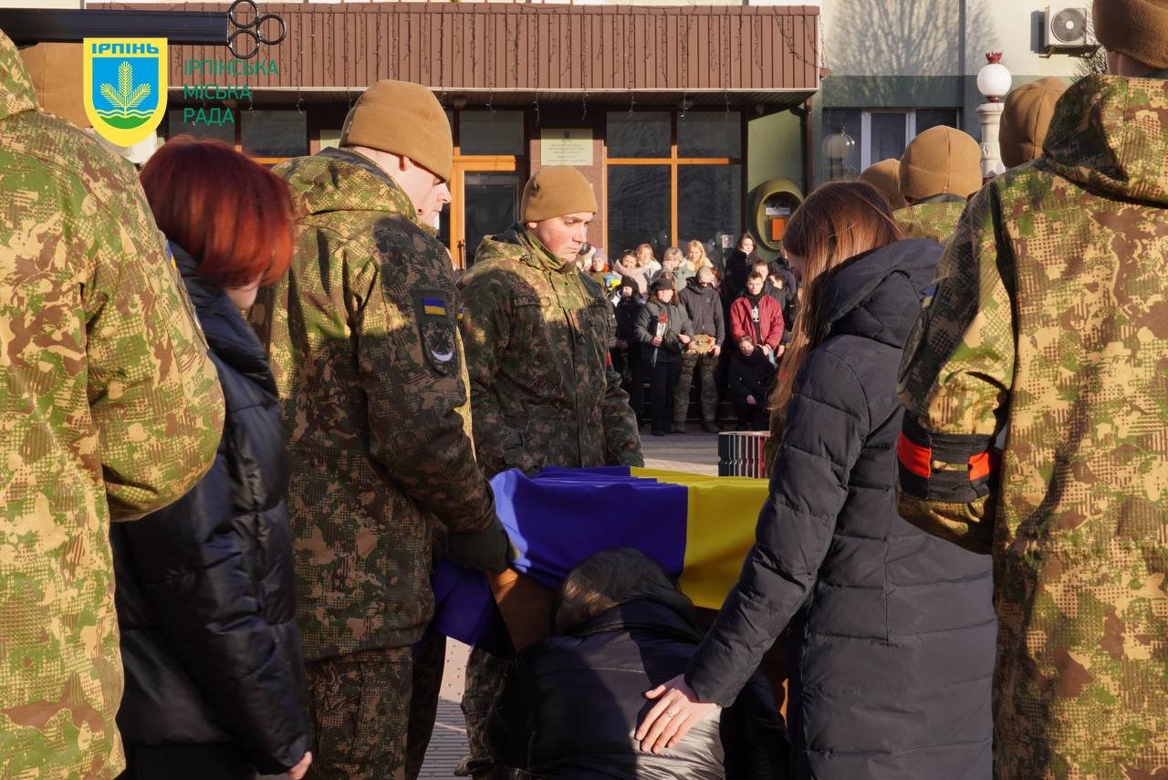 Сотні людей зібрались, щоб проводити в останню путь воїна