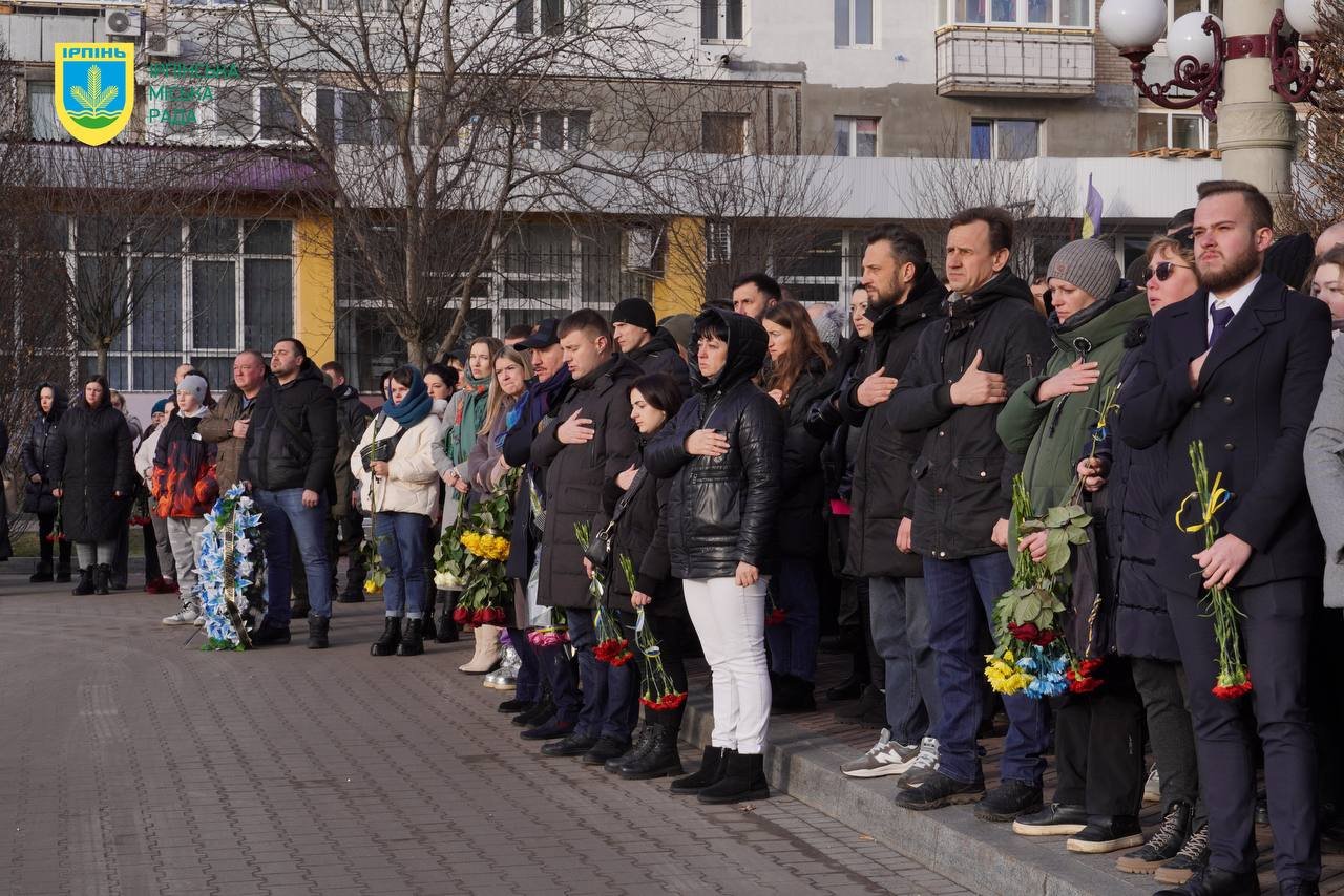 Сотні людей зібрались, щоб проводити в останню путь воїна