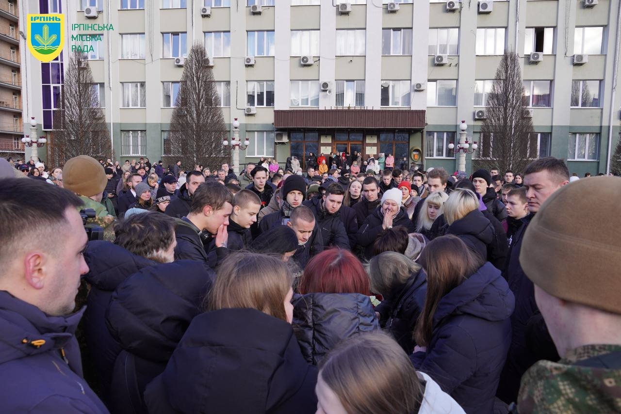 Сотні людей зібрались, щоб проводити в останню путь воїна