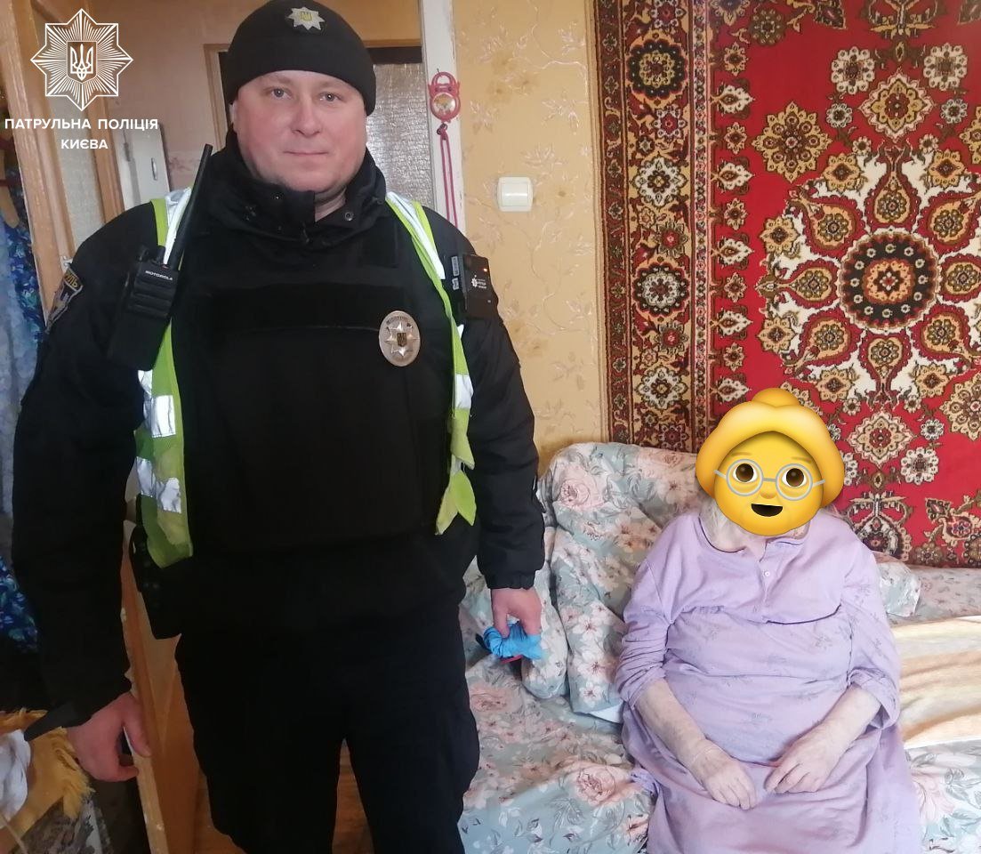 Столичні патрульні врятували двох літніх жінок із їхніх власних домівок
