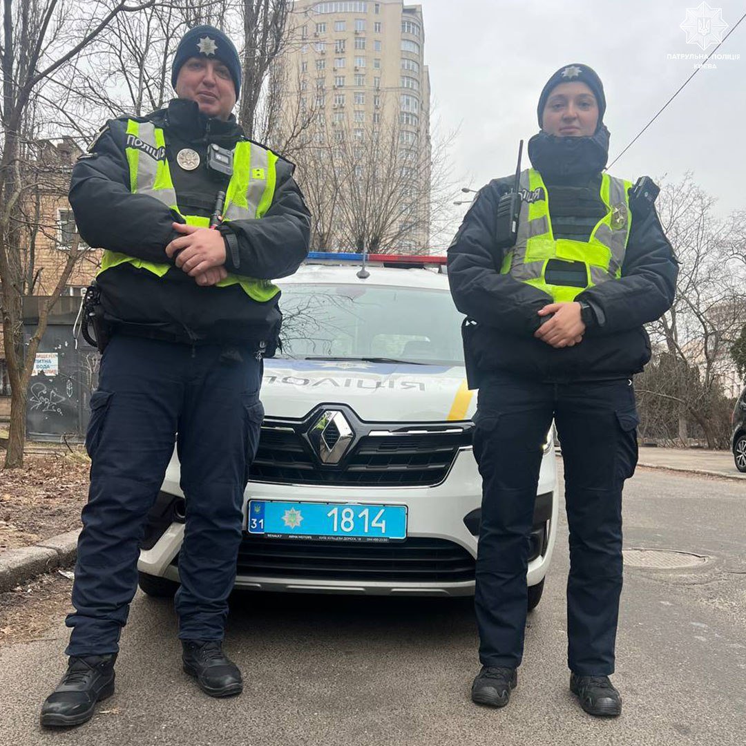 Столичні патрульні врятували двох літніх жінок із їхніх власних домівок