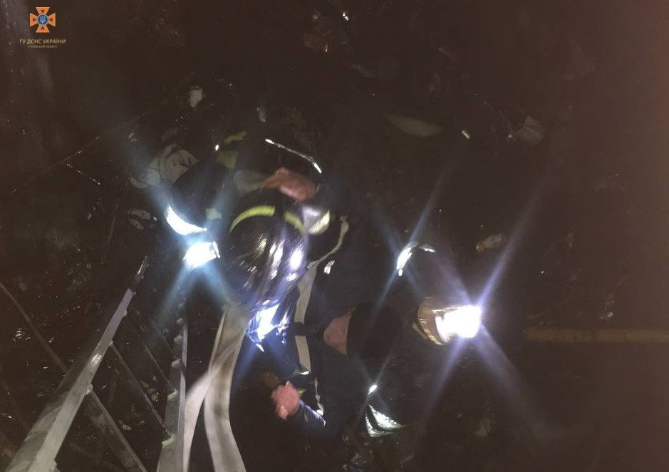 На Київщині врятували чоловіка з переливного колодязя дамби