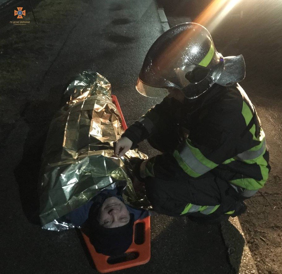 На Київщині врятували чоловіка з переливного колодязя дамби