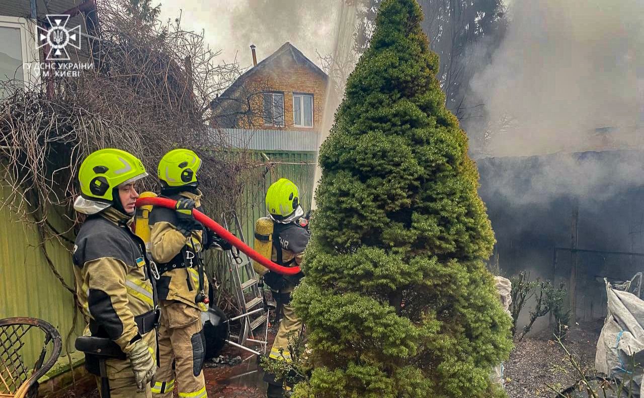 У столиці сталась пожежа у приватному будинку в зоні барбекю