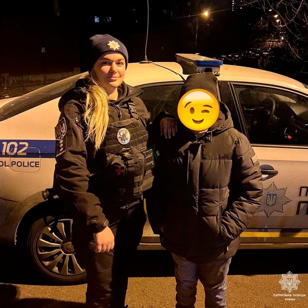Київські поліціянти повернули додому хлопчика, який загубився