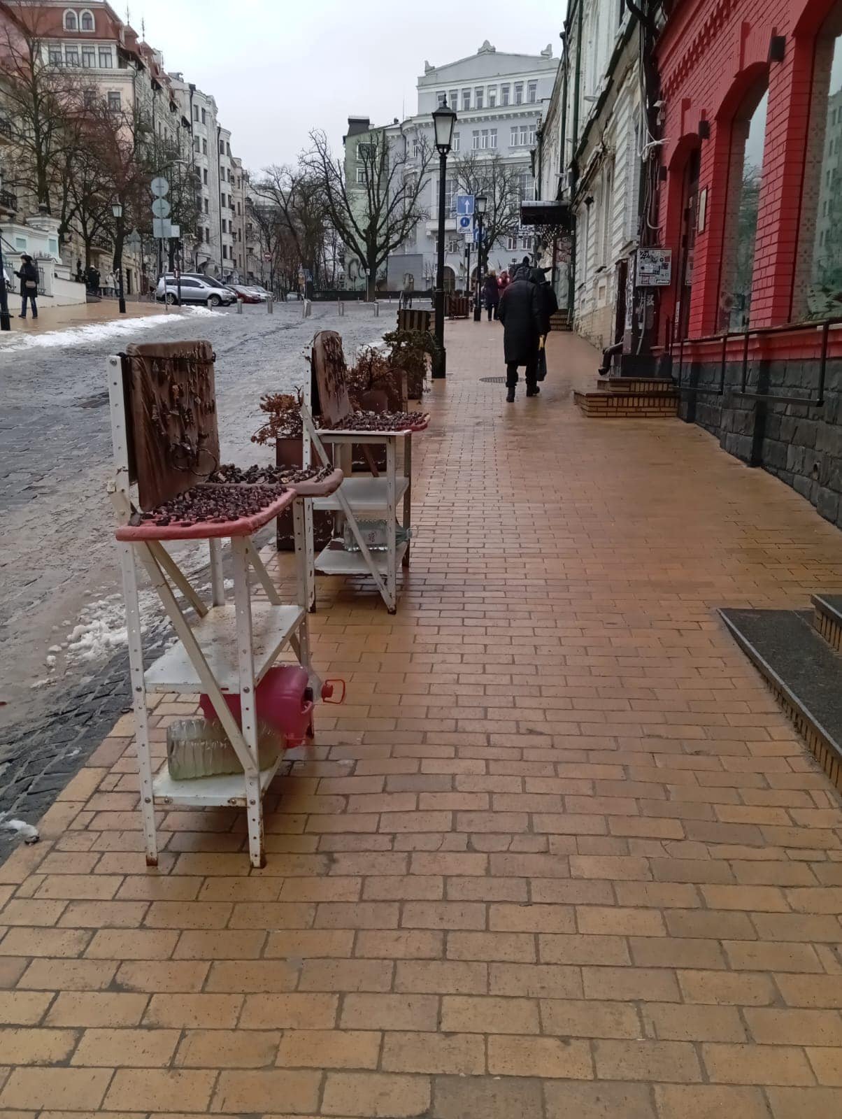 На Андріївському узвозі прибрали стихійну торгівлю