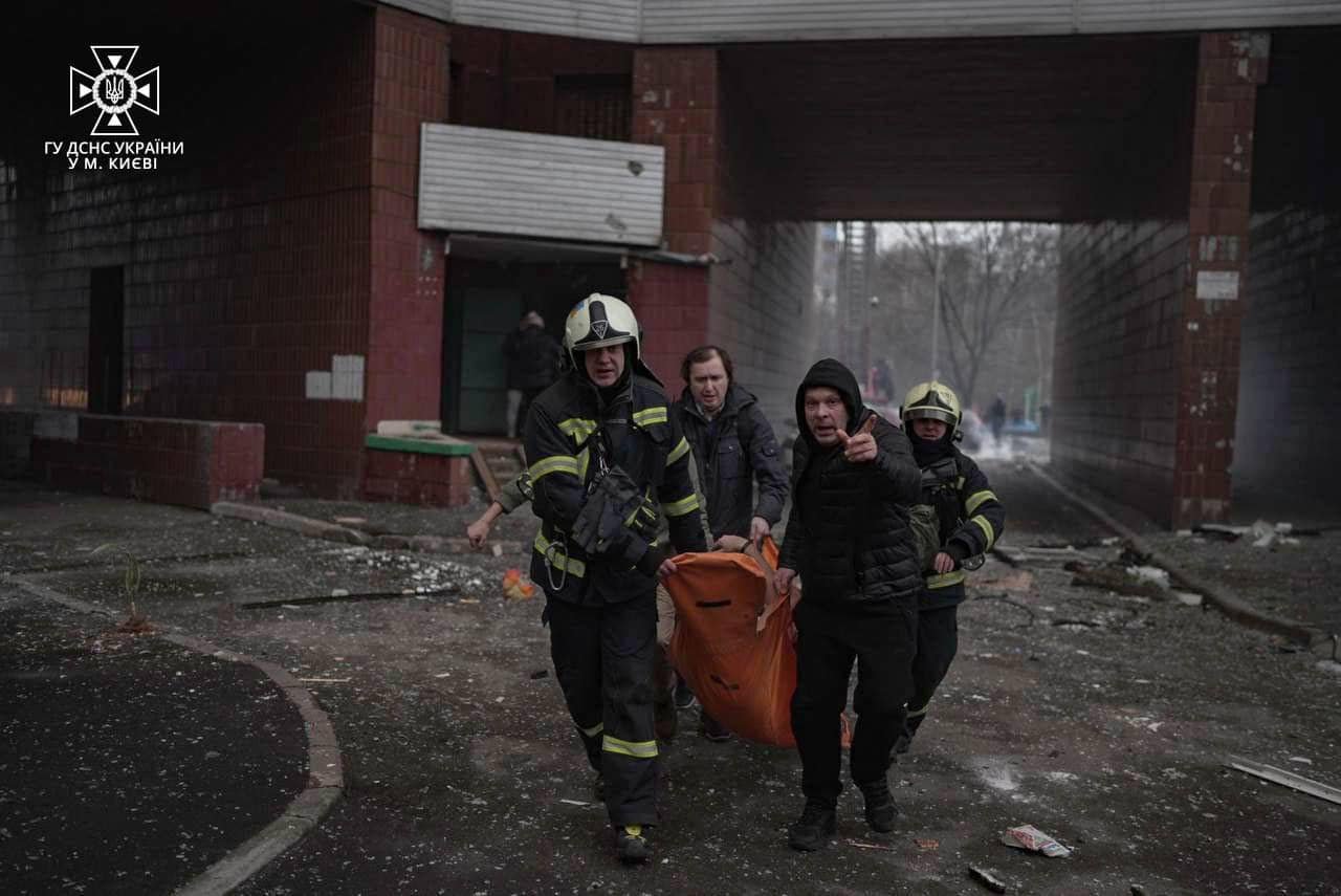 Спалахнув житловий будинок, СТО та автомобілі