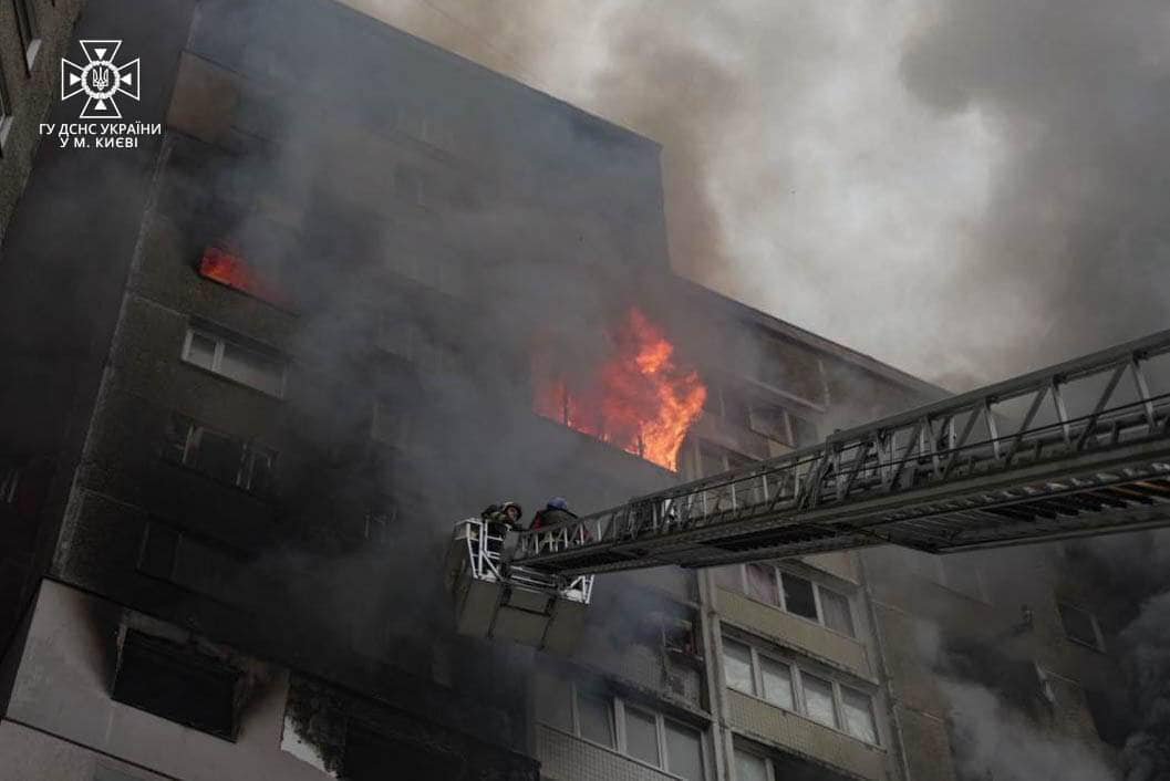 Спалахнув житловий будинок, СТО та автомобілі