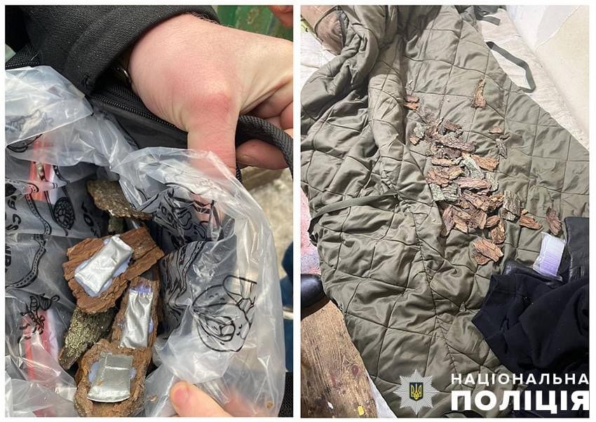 У столиці чоловік маскував наркотики під каміння та кору