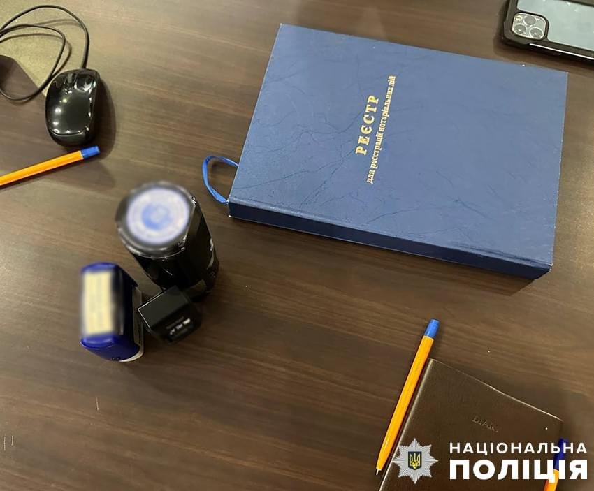 У столиці судитимуть нотаріуса та його помічницю за підробку документів