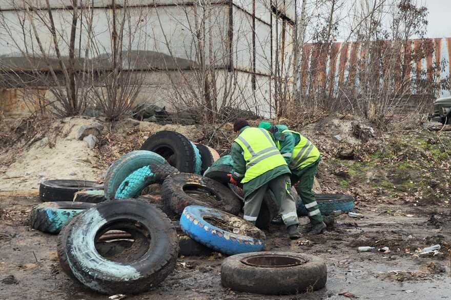 На Дарниці у Києві прибирали використану гуму