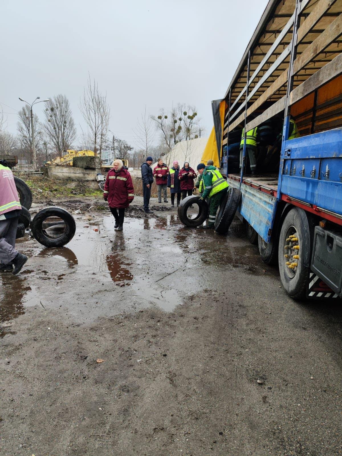На Дарниці у Києві прибирали використану гуму