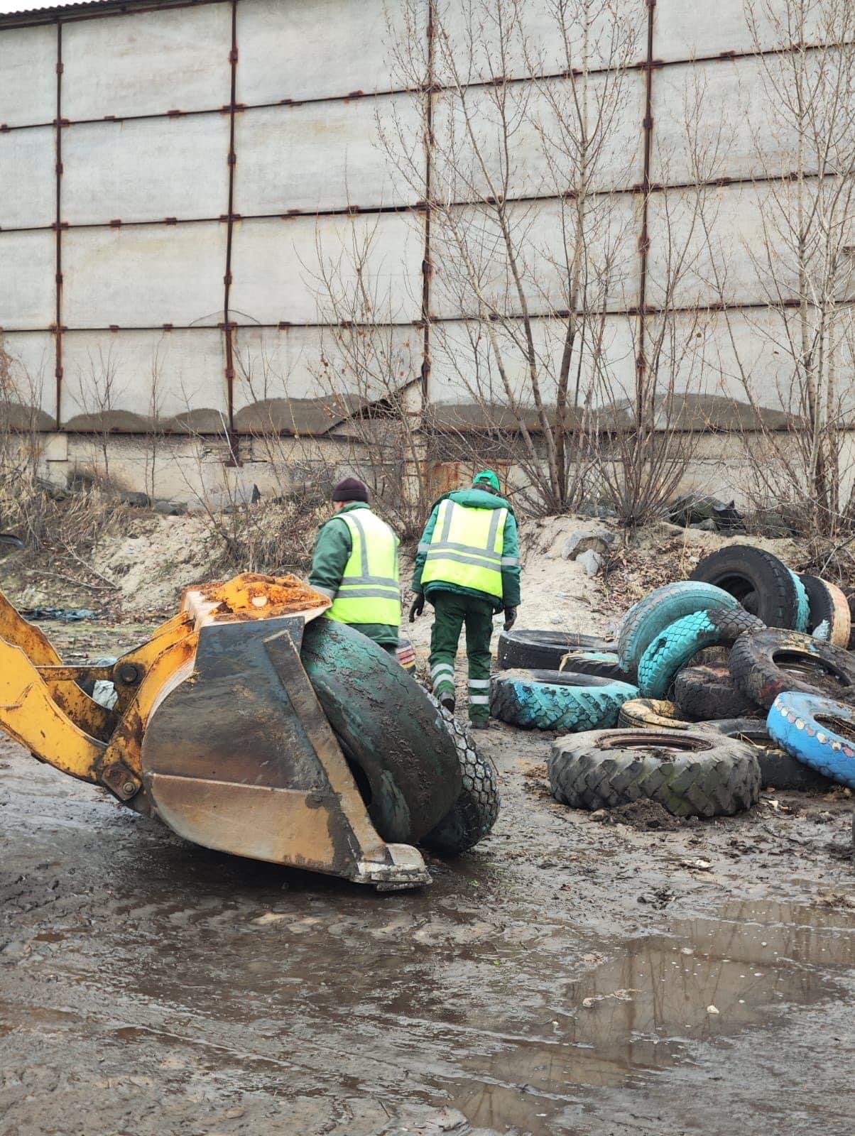 На Дарнице в Киеве убирали использованную резину