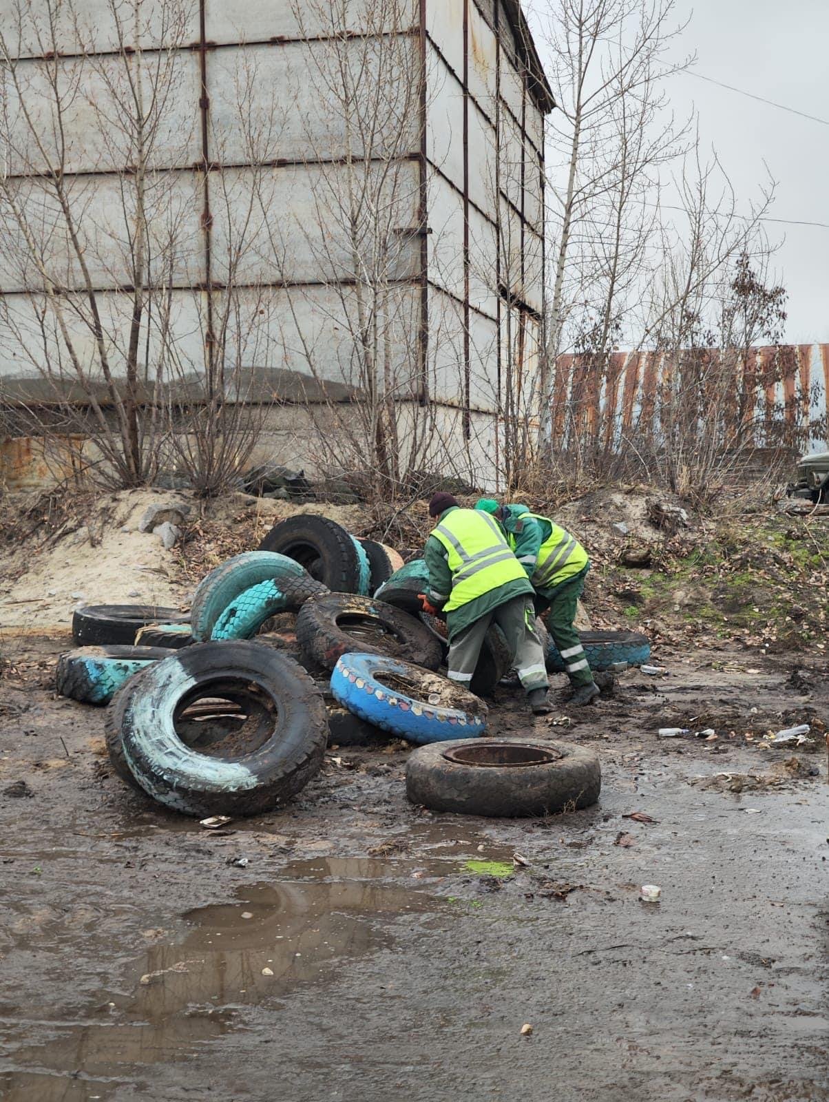 На Дарниці у Києві прибирали використану гуму