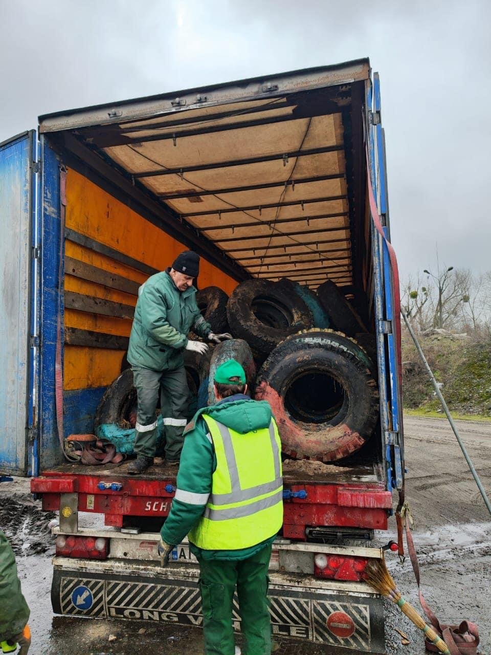 На Дарниці у Києві прибирали використану гуму