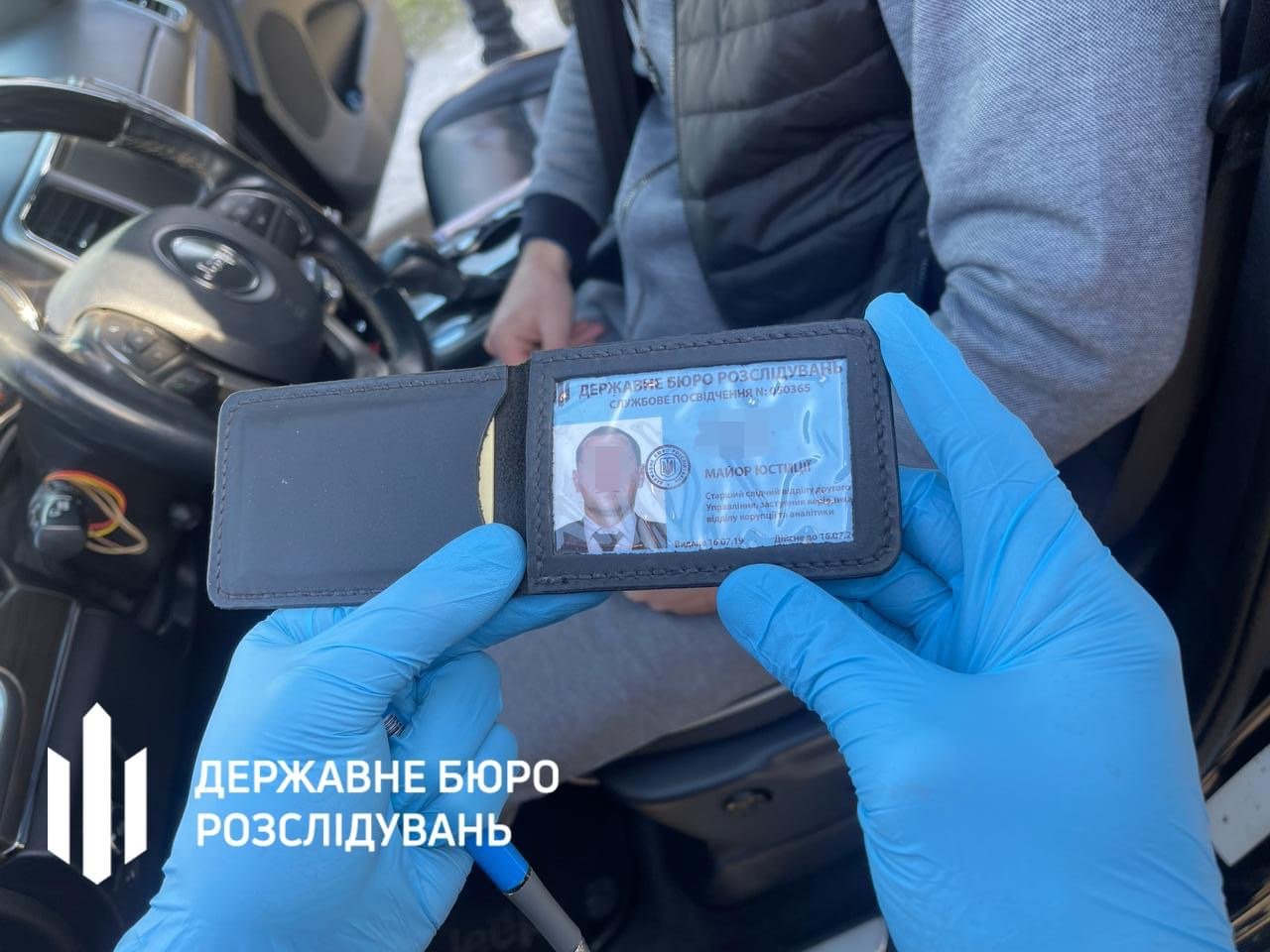 Правоохоронці затримали безробітного киянина з липовим посвідченням працівника ДБР
