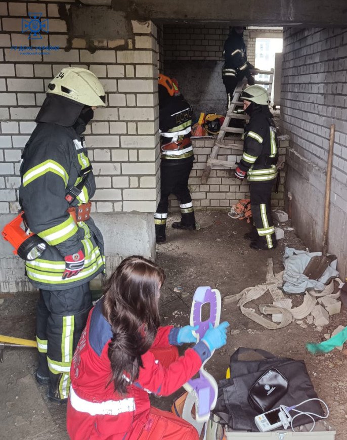 Під Києвом врятували чоловіка, який впав у ліфтову шахту