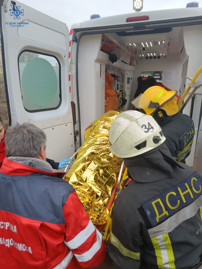 Під Києвом врятували чоловіка, який впав у ліфтову шахту